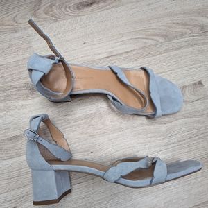 Banana Republic Laser-Cut Low Block-Heel Sandal baby blue suede Leather Sz 7.5